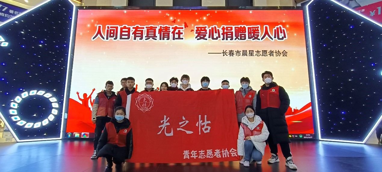 圖片包含 桌子, 男人, 體育, 滑雪描述已自動(dòng)生成