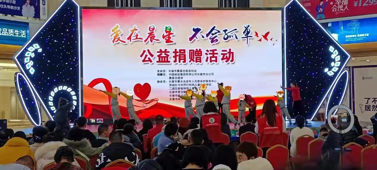 人們?cè)诳磁_(tái)上的人演出中度可信度描述已自動(dòng)生成