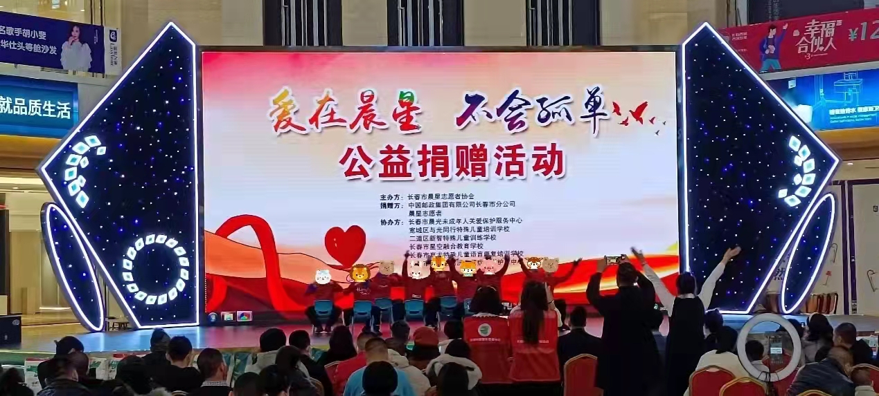 人們?cè)诳磁_(tái)上的人演出中度可信度描述已自動(dòng)生成