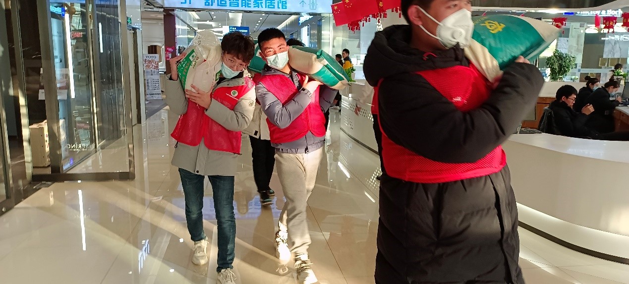 一群人站在雪地上中度可信度描述已自動(dòng)生成