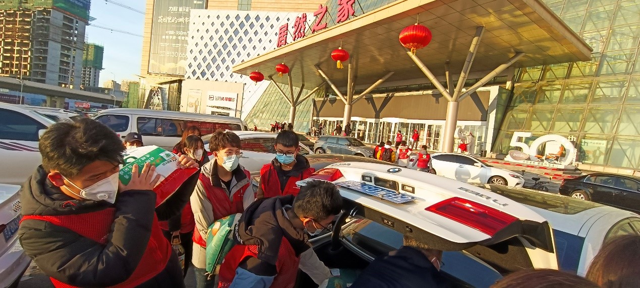 圖片包含 游戲機(jī), 建筑, 桌子, 女人描述已自動(dòng)生成