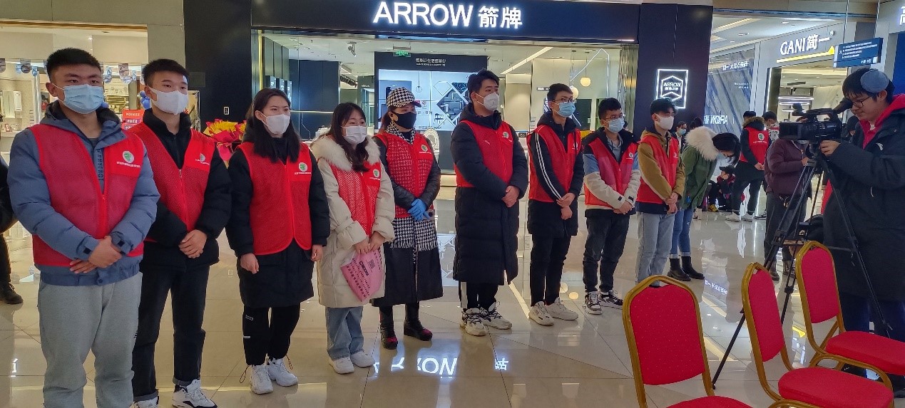 一群人站在一起描述已自動(dòng)生成