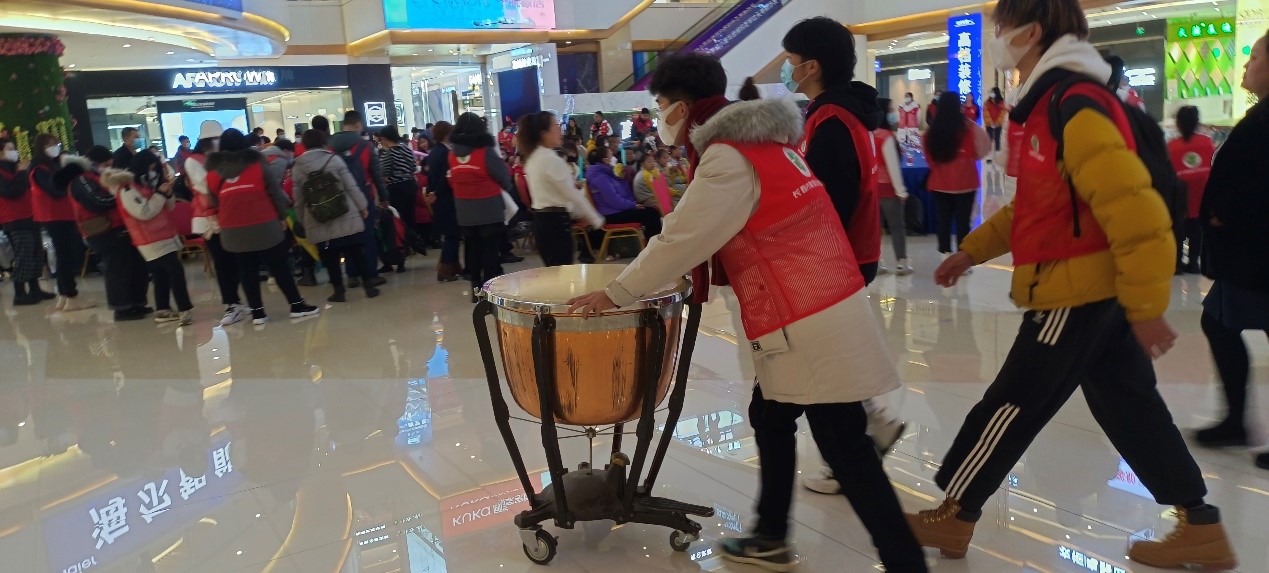 一群穿制服的人中度可信度描述已自動(dòng)生成