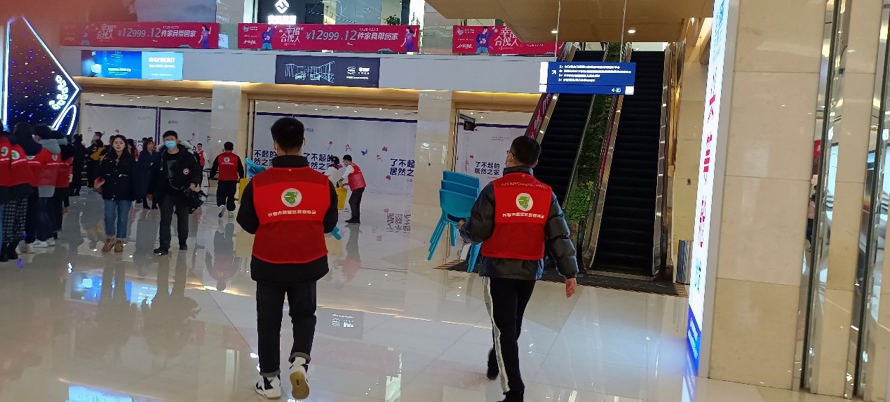 圖片包含 室內(nèi), 滑雪, 站, 十字架描述已自動(dòng)生成