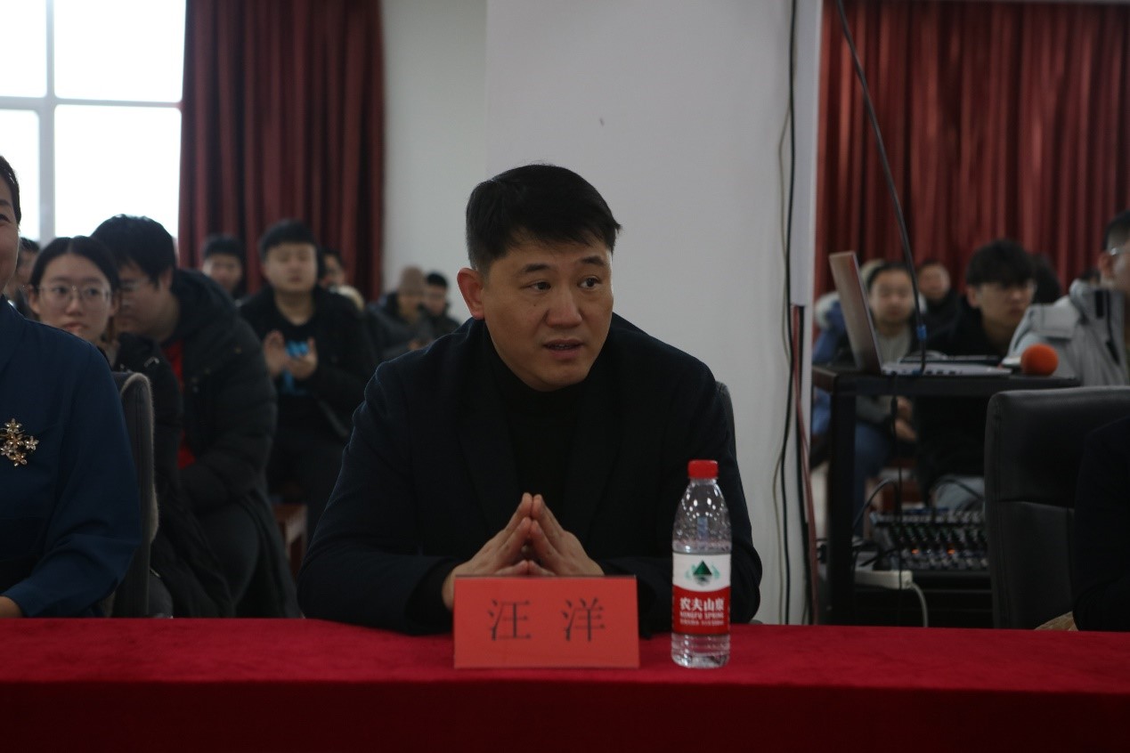 桌子前的人們描述已自動生成