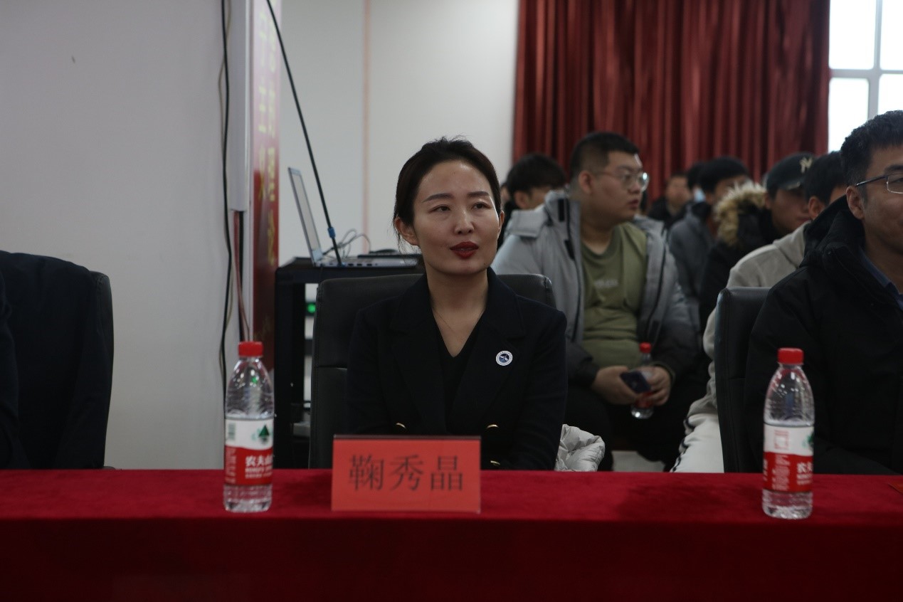 桌子前的人們描述已自動生成