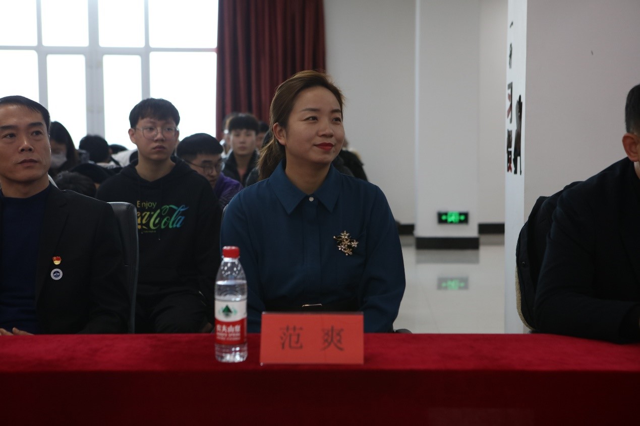 一群男人和女人站在桌子上描述已自動生成