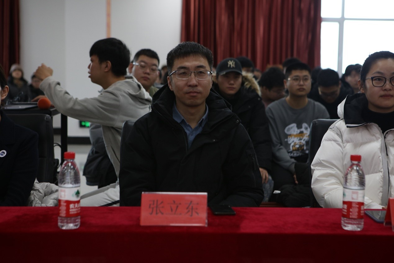 一群人坐在桌子前描述已自動生成