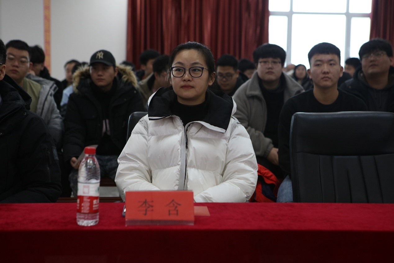 一群人的合影描述已自動生成