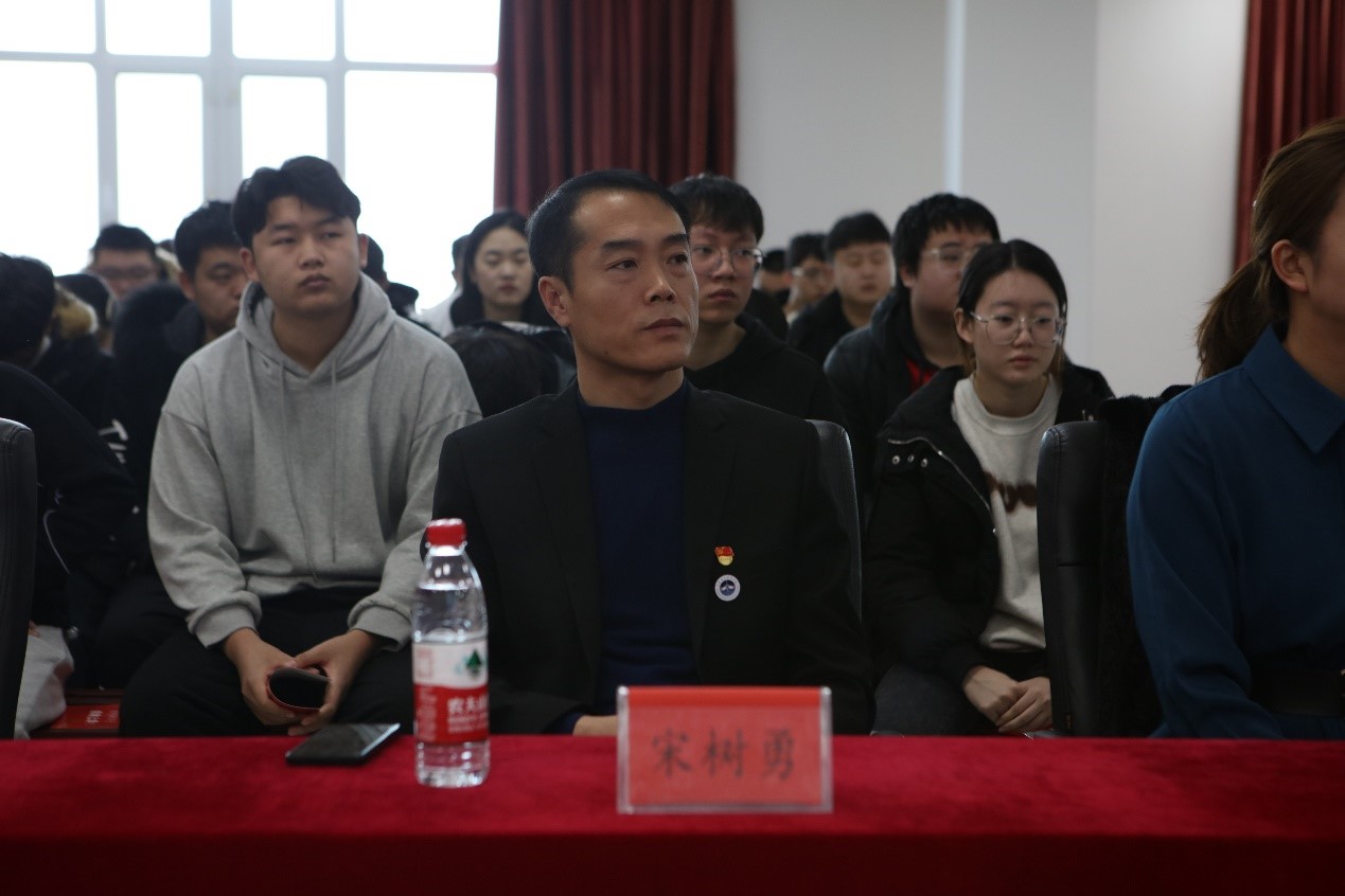 一群人站在桌子上描述已自動生成