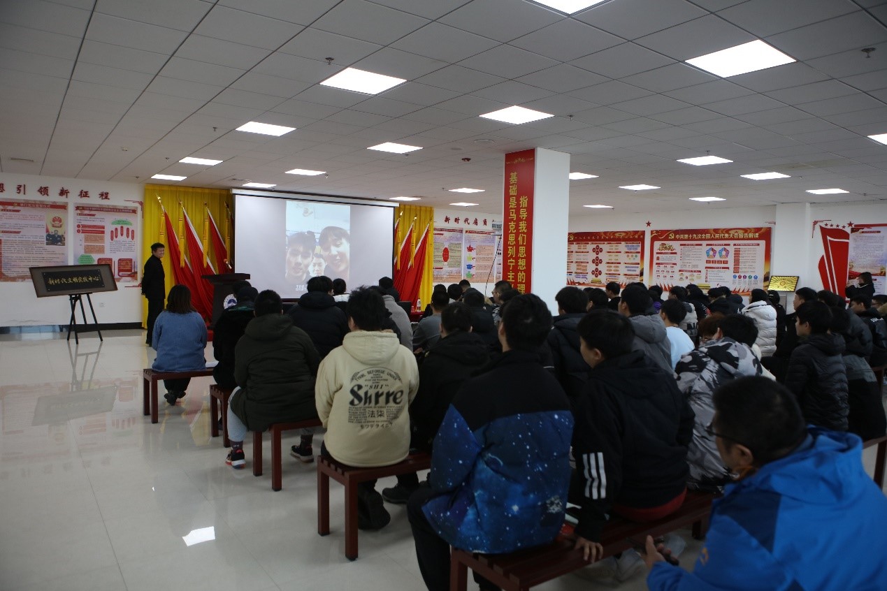 許多人站在室內(nèi)描述已自動生成