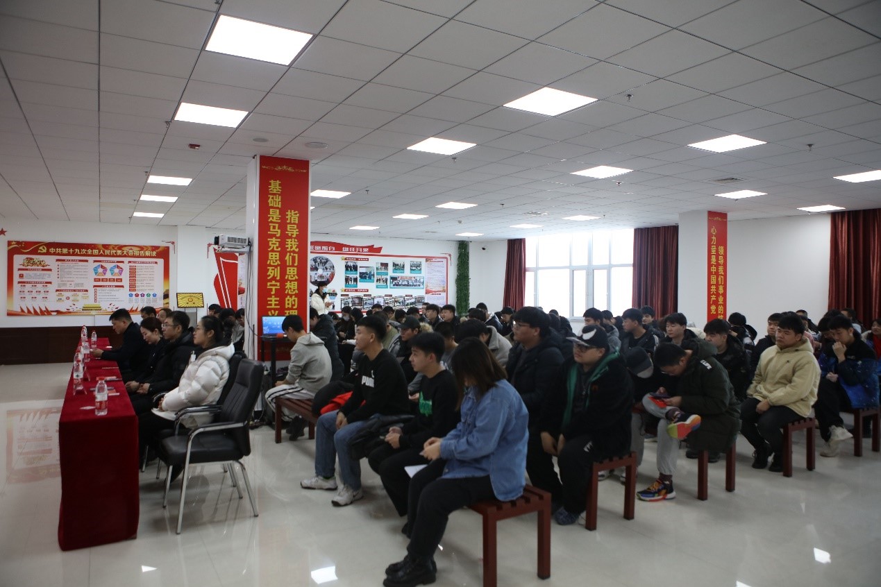 一群人站在室內(nèi)描述已自動生成