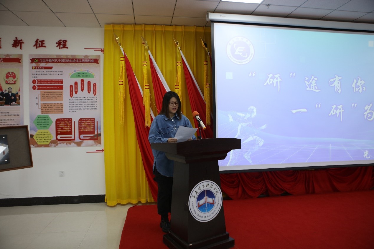 人站在電視前低可信度描述已自動生成