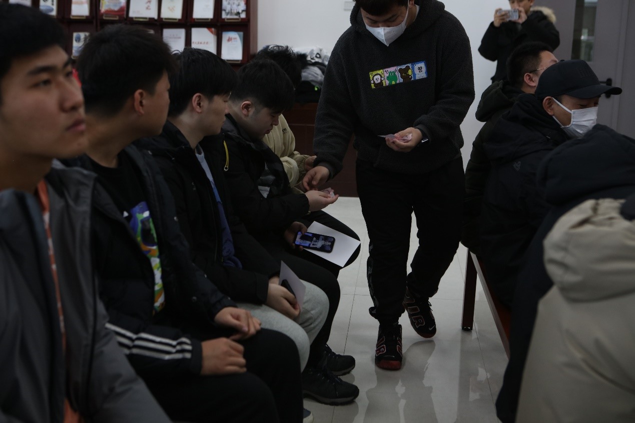 一群穿制服的人描述已自動生成