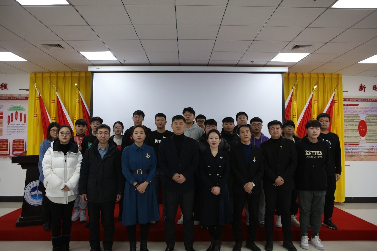 一群人站在室內(nèi)合影描述已自動生成